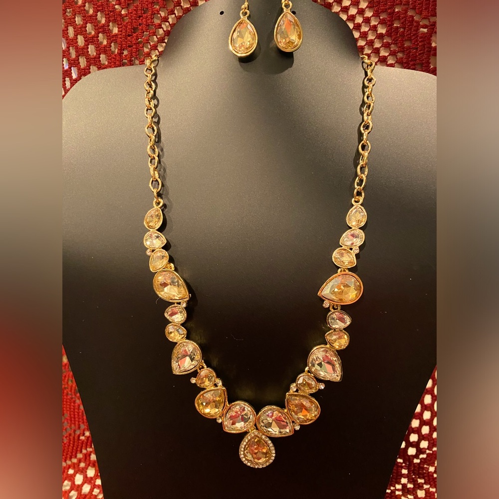Elegant Gold Necklace and Earring Set